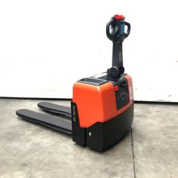 Toyota Elektro Stapler mit 1300kg Tragkraft