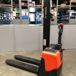 Toyota Elektro Stapler mit 1000kg Tragkraft